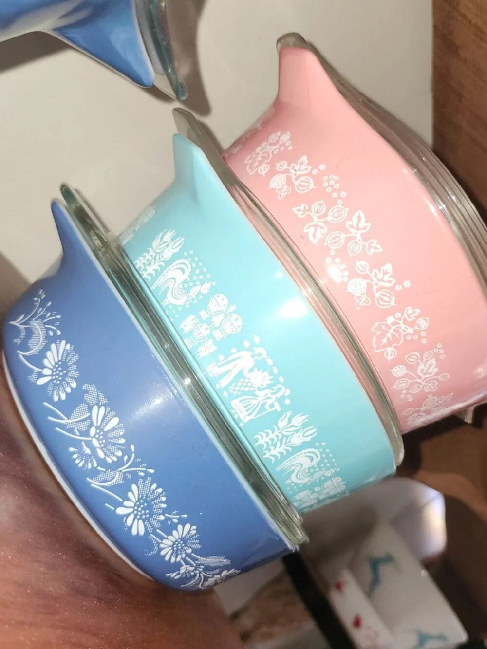 Pyrex casseroles, lots of Pyrex